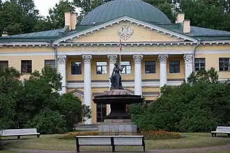 «Гигиея» перед главным зданием ВМА, общий вид