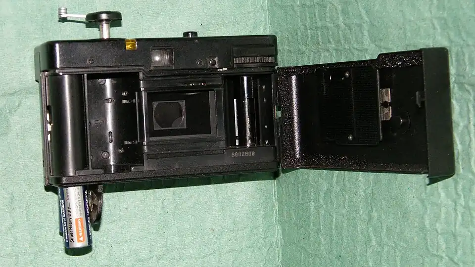 Открыта задняя стенка и батарейный отсек