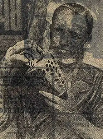 Иван Гончар демонстрирует свою работу