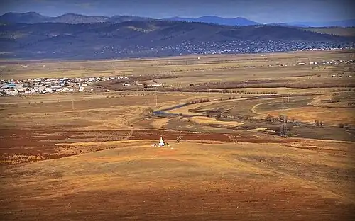 Вид на Иволгинское городище с горы Тологой. Слева — село Сужа