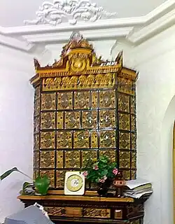 Печь с изразцами.