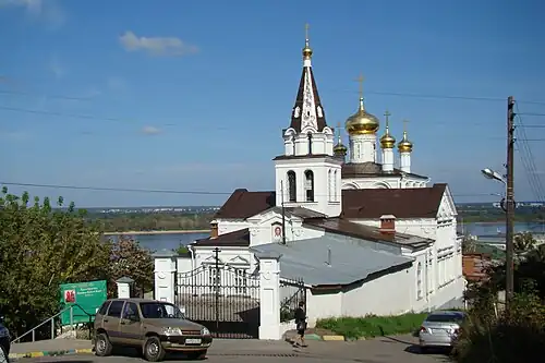 Фасад церкви с пристроем, сентябрь 2015 года