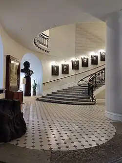 Угловой вестибюль