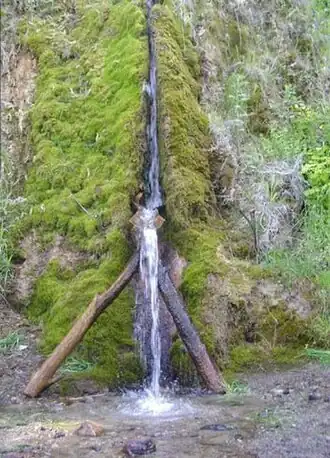 Водопад ниспадает с уступа коренного берега Томи в 2007 году