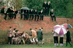 Борьба за мяч в итонском пристенке, в этом матче также принимал участие принц Гарри