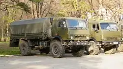 КАМАЗ-4350 рядом с КАМАЗ-4326