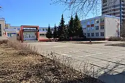 Средняя школа № 86 — открыта в 1982 году: ул. Даурская, 26 (апрель 2021)