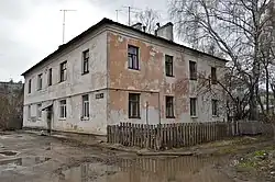 Двухэтажный жилой дом конца 1950-х - начала 1960-х годов: улица Карбышева, 30 (апрель 2021)