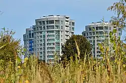 Вид на жилой комплекс «Чистое небо» со стороны озера Средний Кабан (сентябрь 2020)