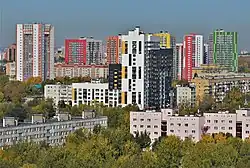 Современные высотки микрорайона Танкодром; на переднем плане — девятиэтажки жилого района Горки (сентябрь 2020)