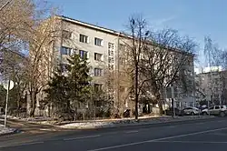 В этом пятиэтажном здании располагалась гостиница аэропорта Казань, открытая в 1968 году: ул. Патриса Лумумбы, 49 (ноябрь 2020)