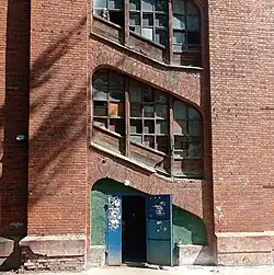 Подъезд и лестничные окна