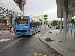 Электробус в рестайлинговой версии 2024 года на Площади Киевского Вокзала, Москва (2024). Вид сзади