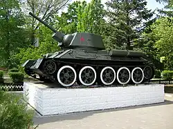Танк Т-34-85/Т-34-76 на площади Труда