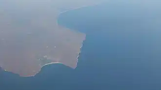 Караджинская бухта, мыс Прибойный - слева, мыс Тарханкут - справа