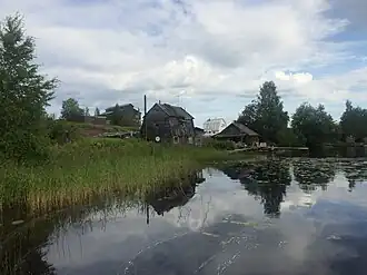 Дома на берегу озера