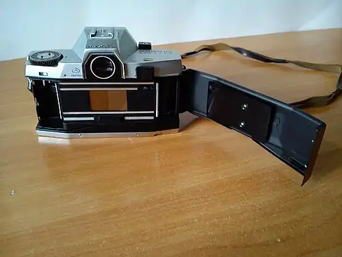 Задняя крышка открыта