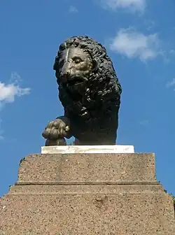 Бронзовый лев