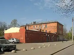 Дом № 7 на площади Коммуны, вид с Ижорской улицы