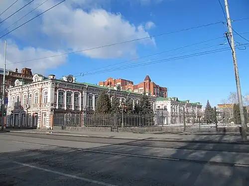 Здание правительства области, бывший комплекс Верхнего базара, вид с улицы Московской.