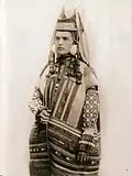 Женщина в праздничном костюме Скопинского уезда Рязанской губернии, 1900-е гг. На изображённой — «рогатая» кичка.