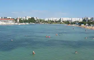 Круглая бухта и Круглое озеро (на заднем плане). Вид на юг