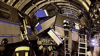 Остатки разбившегося поезда «Русич» в тоннеле. Ликвидация последствий крушения МЧС