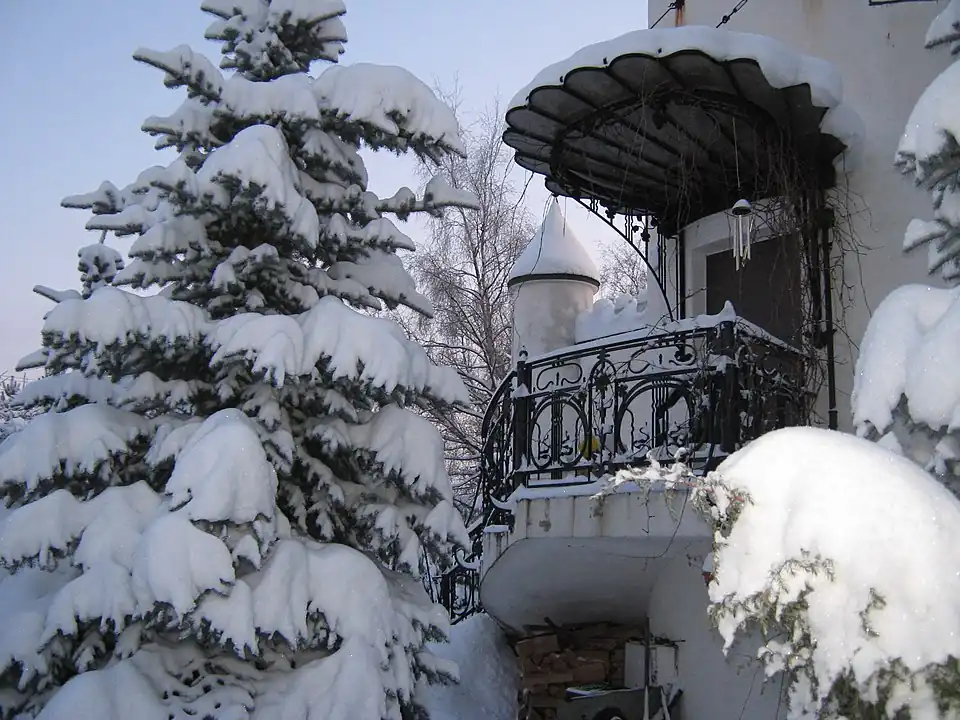 Крыльцо «Замка Белого Слона»