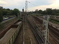 Вид на железнодорожные пути с пешеходного моста на станции (2016)