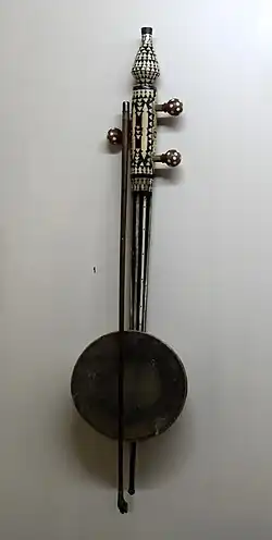 Пятиструнная кяманча XIX века. Музей истории Азербайджана