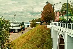 Вид на мост с верхнего яруса набережной