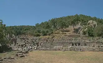 Вид на террасу с храмами.