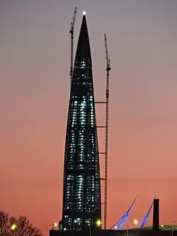 Май 2018 года. На вершине шпиля установлен авиационный маяк белого цвета