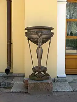 Вазы у домика. &nbsp;Объект культурного наследия № 7810549049№ 7810549049