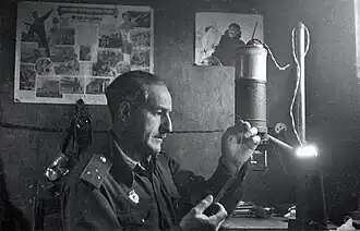 Георгий Липскеров в фотолаборатории фронтовой газеты. 1944 год.