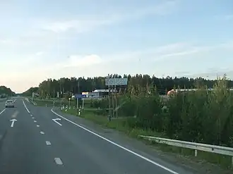 Въезд в посёлок с автодороги Р352