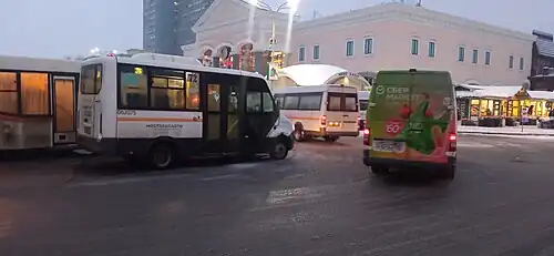 Луидор-2250DS  АО «Мострансавто» (слева) и Луидор-223237 (MB Sprinter Classic) ООО «Домтрансавто» (справа) рядом с &nbsp;Одинцово, март 2023 года