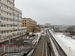 Вид на платформу и пути станции «Красный Балтиец»