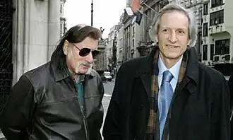 Майкл Бейджент (справа) и Ричард Ли у здания Верховного суда Великобритании в Лондоне