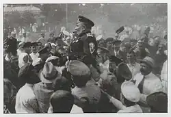 Генерал Май-Маевский в форме Корниловского полка среди населения только что взятой Добровольческой армией Полтавы,июль 1919 года