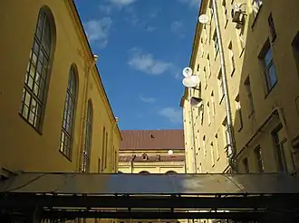 Переход и окна зала