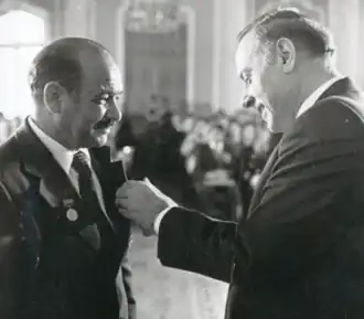 На награждении (слева) Гейдаром Алиевым