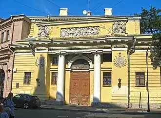 Портик служительских конюшен, левое строение композиции; &nbsp;Объект культурного наследия народов&nbsp;РФ федерального значения. Рег. № 781610415560066 (ЕГРОКН). Объект № 7810640012 (БД Викигида)