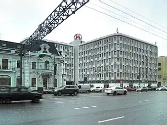 Слева городская усадьба Кузнецовых, на заднем плане&nbsp;— инженерный корпус, 2013 год