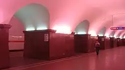 Освещение в метрополитене: от света натриевых ламп осталась в основном красная составляющая, а ртутные лампы под арками поголубели и кажутся более яркими (фиолетовое стекло)