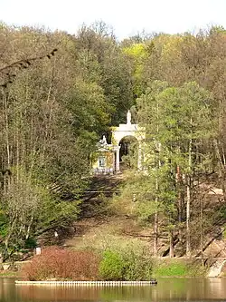 Вид на «Миловиду» с противоположного берега Верхнего пруда