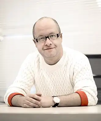 Виктор Минков в своем кабинете театра «Приют комедианта»