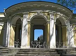 Полуротонда со стороны сада