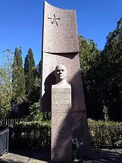 Могила партизана Крыма, Героя Социалистического Труда, директора совхоза Коктебель Македонского М. А. &nbsp;Объект культурного наследия народов&nbsp;РФ регионального значения. Рег. № 911710935480005 (ЕГРОКН)