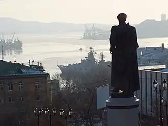 Взгляд Муравьёва-Амурского направлен на бухту Золотой Рог, пролив Босфор Восточный и Русский остров